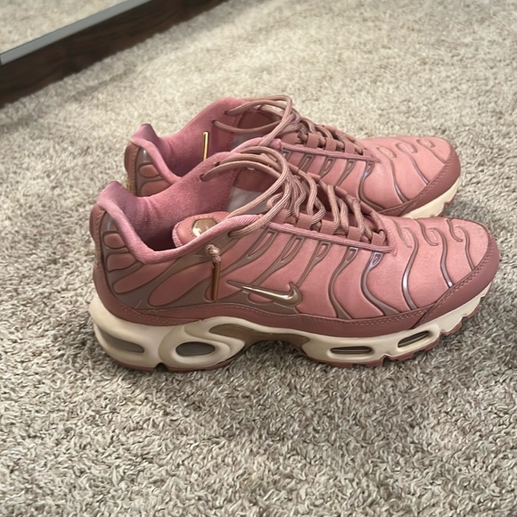 Nike Air Max Plus (Woman’s) - Picture 3 of 10